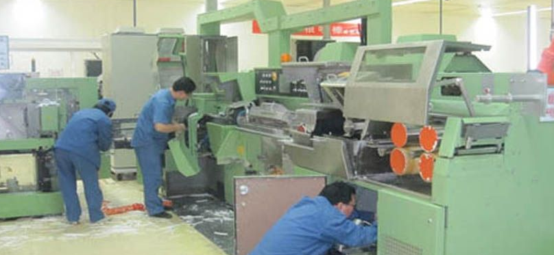 員工在進(jìn)行金屬分選機(jī)維護(hù) 員工在進(jìn)行金屬分選機(jī)維護(hù)